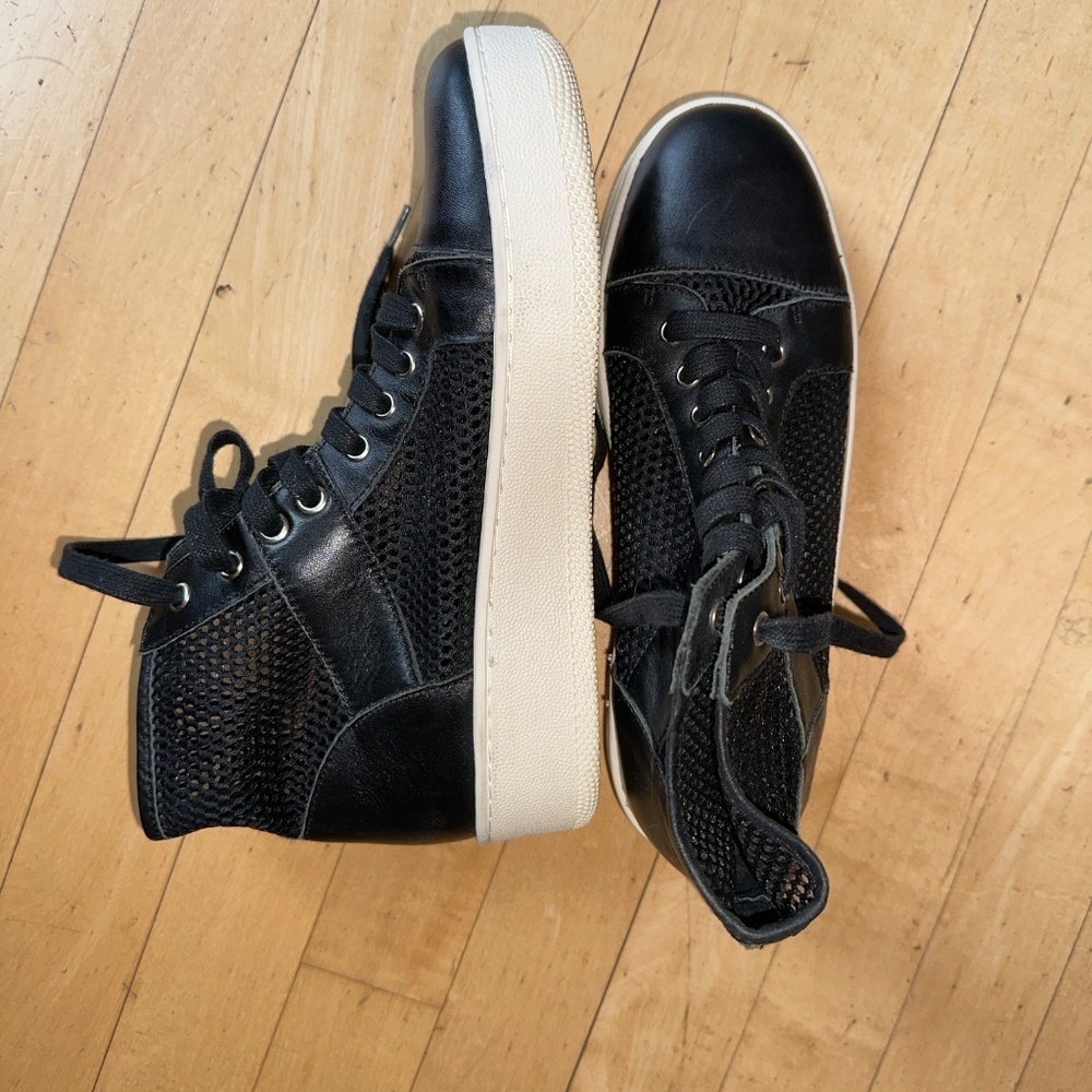 Vince Camuto Black leather/ mesh sneaker, 7.5, CB2318 - Picture 2 of 8
